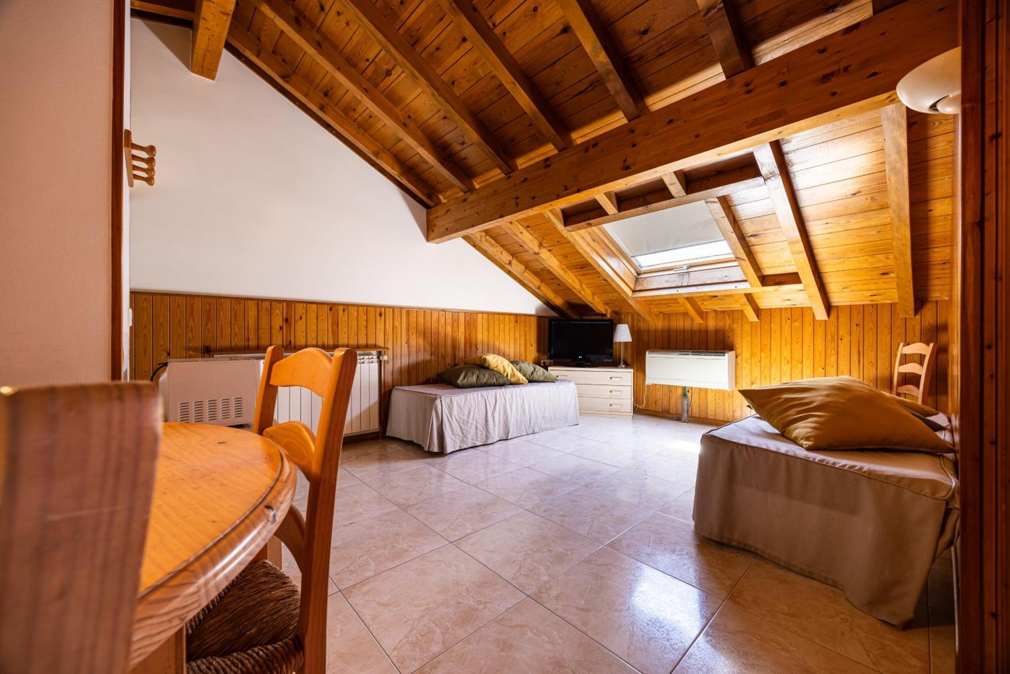 Aparthotel Les Corts Llivia Exterior photo